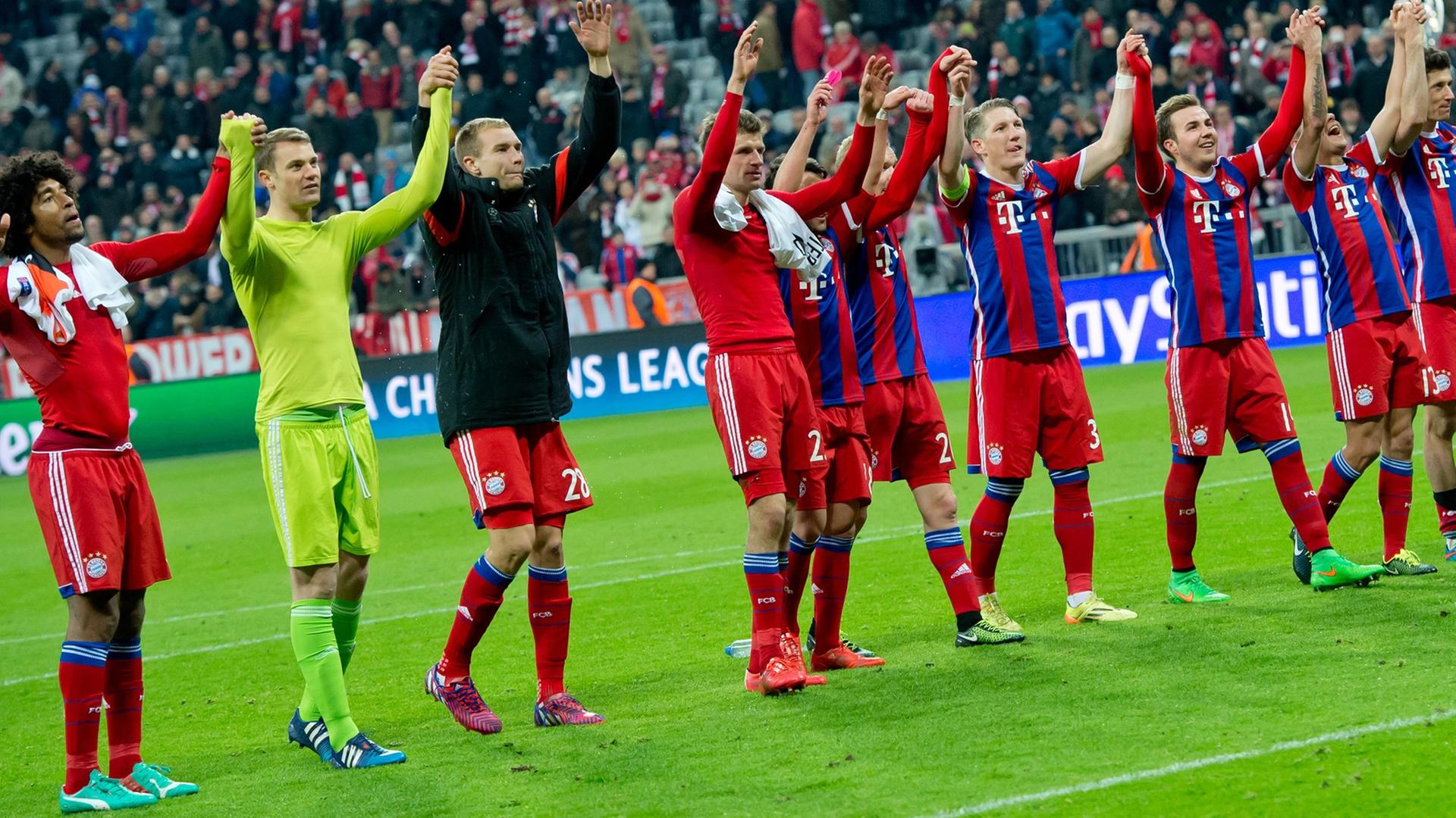 Die Spieler vom FC Bayern München jubeln nach ihrem Sieg gegen Schachtar Donezk
