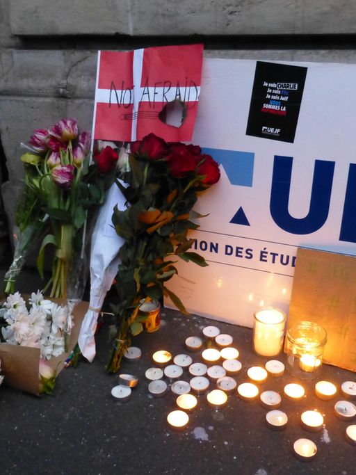 Vor der dänischen Botschaft in Paris