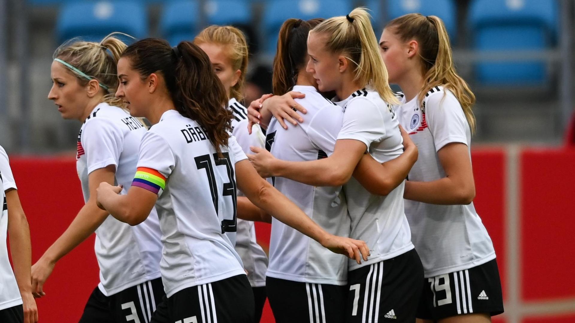 Fußball Weltverband Fifa Will Wm Prämien Bei Frauen Turnieren Ab 2027