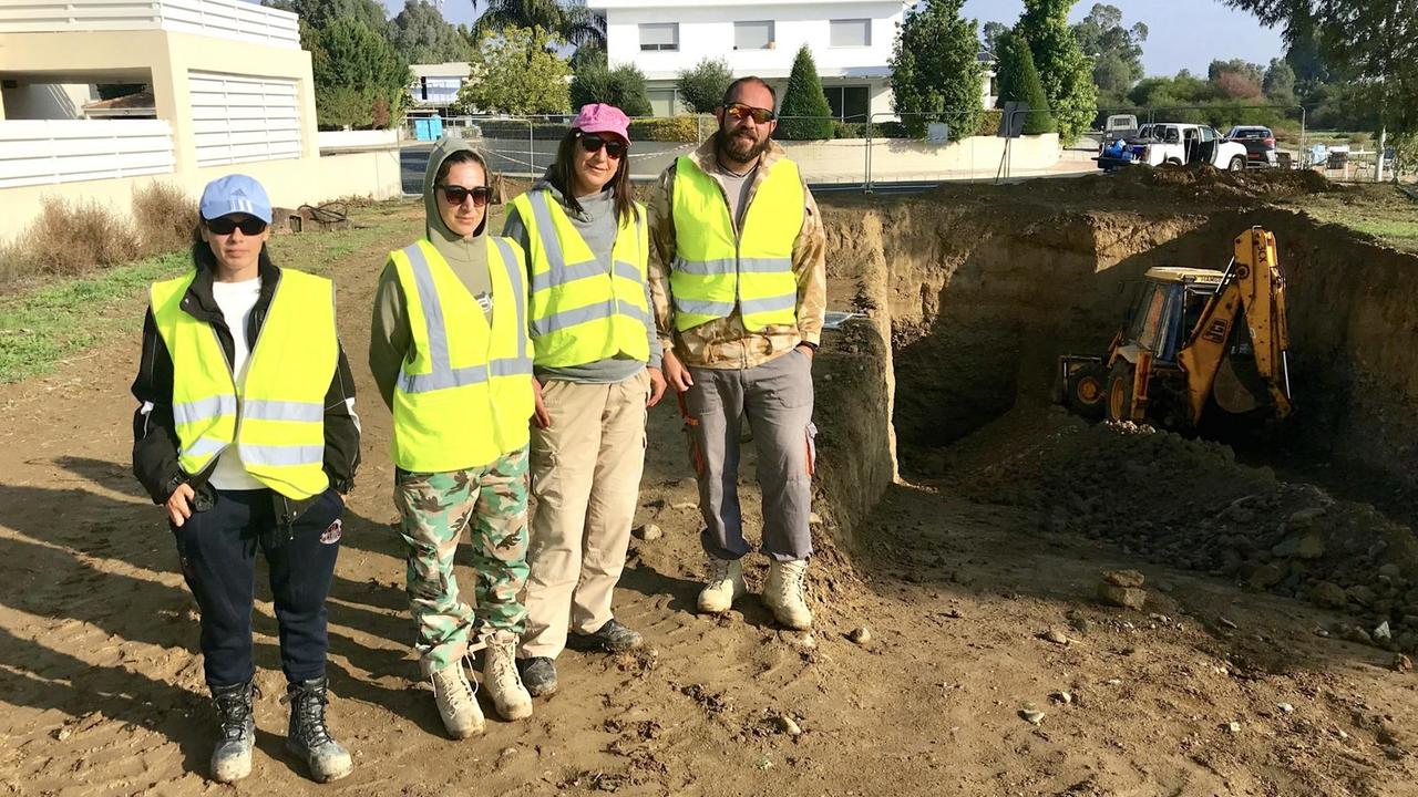 Yiannis Ioannou und seine Kolleginnen, die Archäologinnen vom "Komitee für die Vermissten" in gelben Sicherheitswesten 