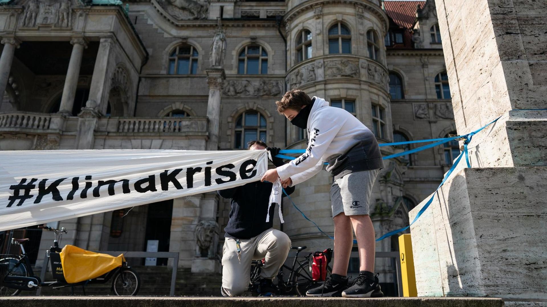 Demonstranten bereiten eine Demo mit Plakate und Bannern in Hannover vor.