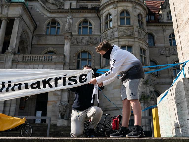 Demonstranten bereiten eine Demo mit Plakate und Bannern in Hannover vor.