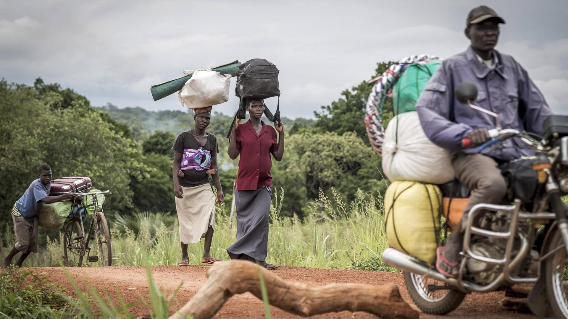 Flüchtllinge überqueren die Grenze vom Südsudan nach Uganda