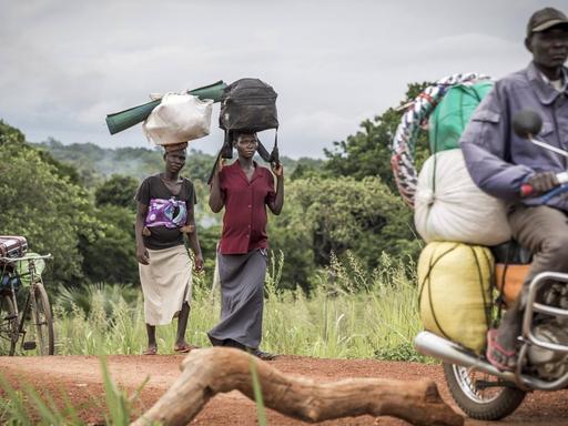 Flüchtllinge überqueren die Grenze vom Südsudan nach Uganda