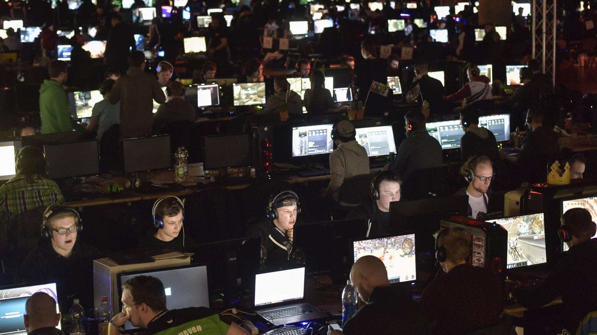Bei der Computerspielemesse und LAN-Party Dreamhack 2016 auf dem Messegelände Leipzig reisten mehrere Tausend Besucher an. Bei einer sogenannten LAN-Party nahmen 1.000 Spielerinnen und Spieler an einem Computerspiele-Turnier teil.