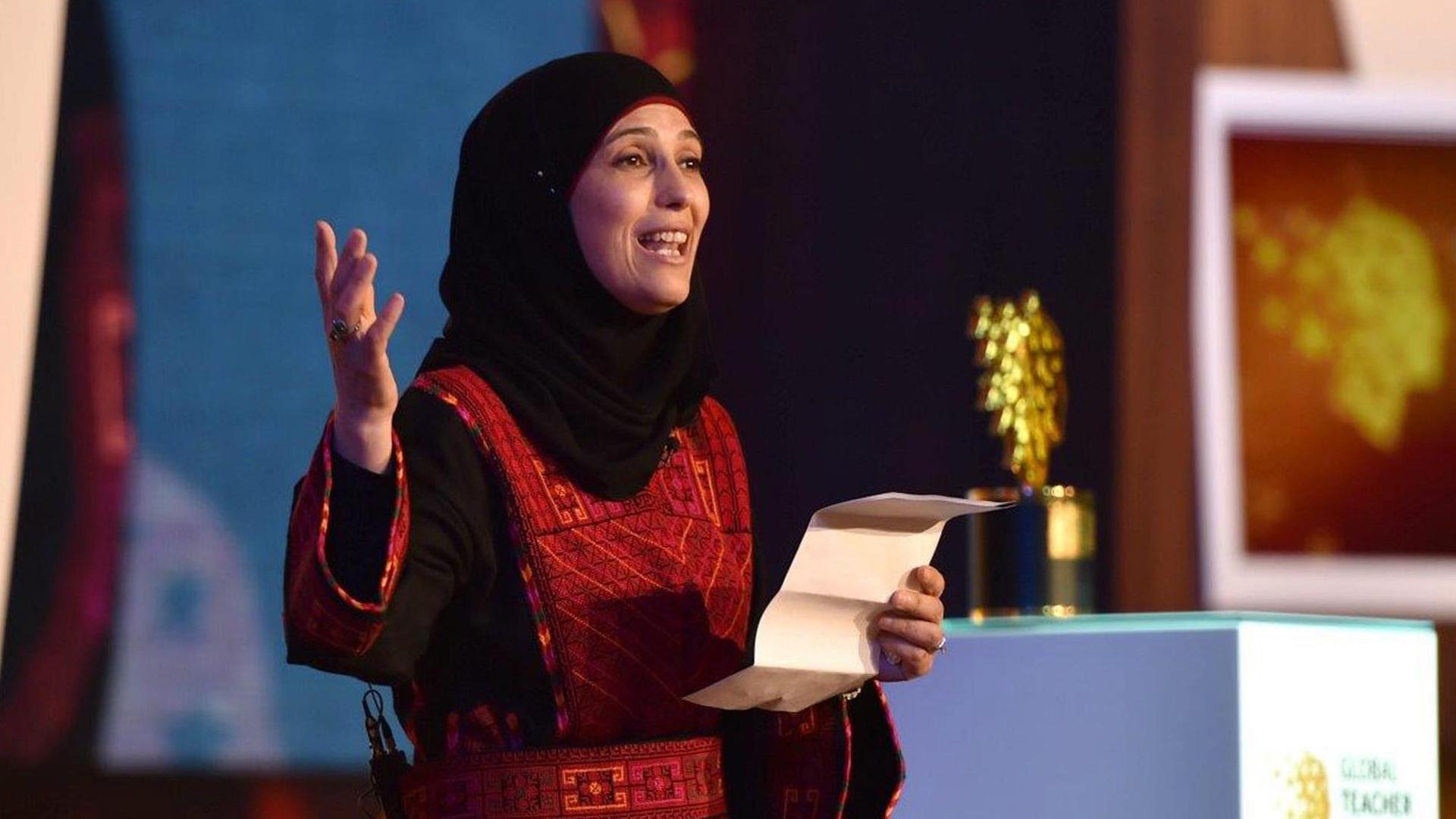 Man sieht die Palästinenserin Hanan al-Chrub vor einem Mikrofon. Man sieht die Palästinenserin Hanan al-Chrub vor einem Mikrofon.