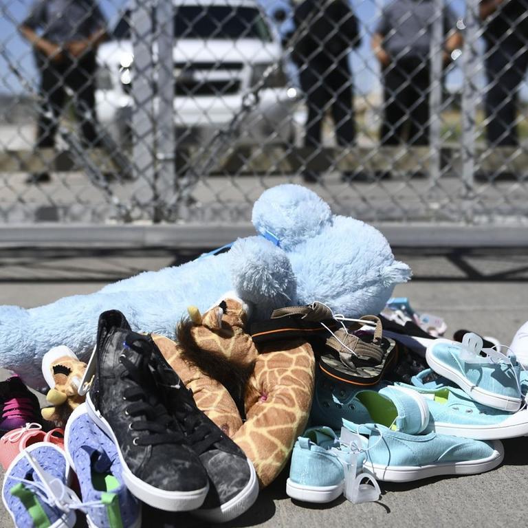 Schuhe und Teddybären vor dem Zaun des Tornillo-Flüchtlingslagers in der Nähe von El Paso, Texas, während einer Protestkundgebung US-amerikanischer Kommunalpolitiker gegen die Politik der Familientrennung der Trump- Administration