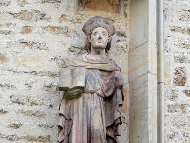 Skulptur des Heiligen Augustinus am evangelischen Augustinerkloster in Erfurt in Thüringen
