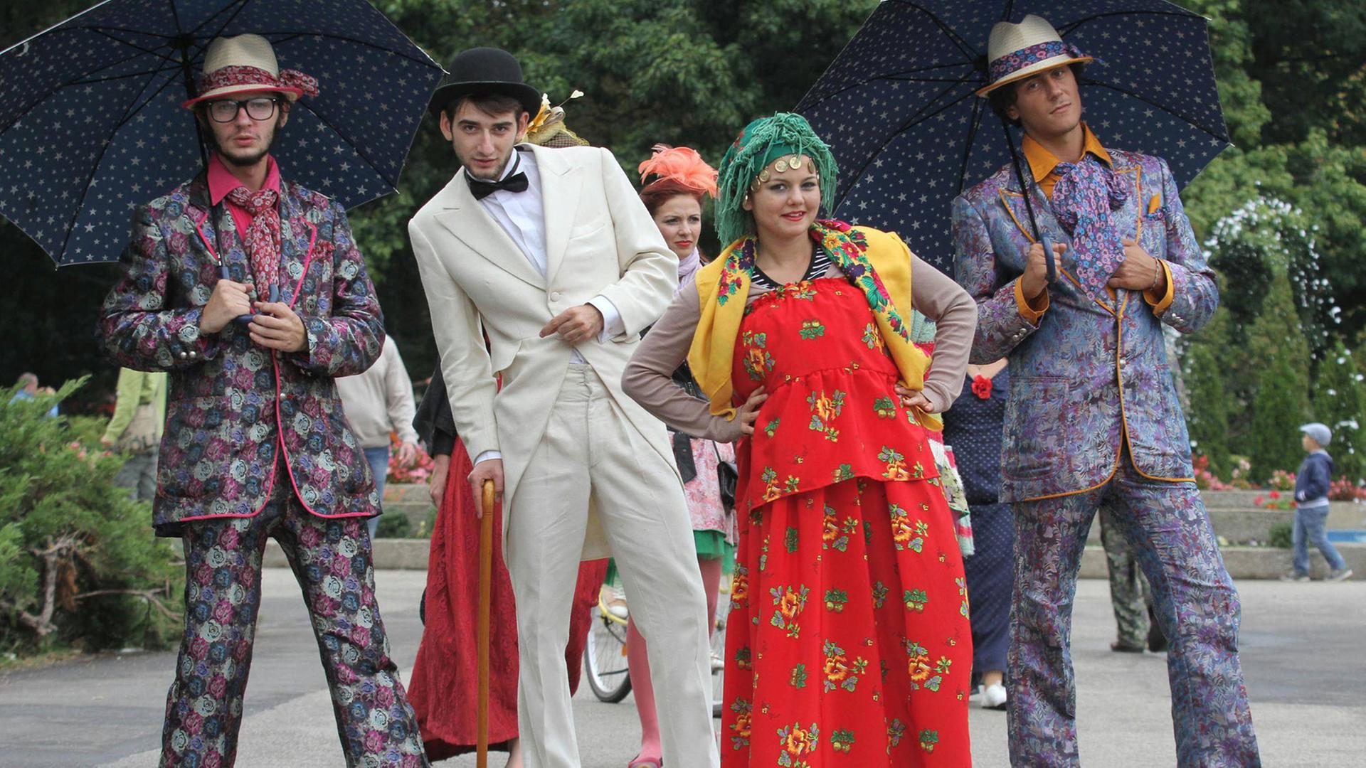 Schauspieler laufen verkleidet durch den Herastrau Park in Bukarest. Es sind die Bucharest City Days.