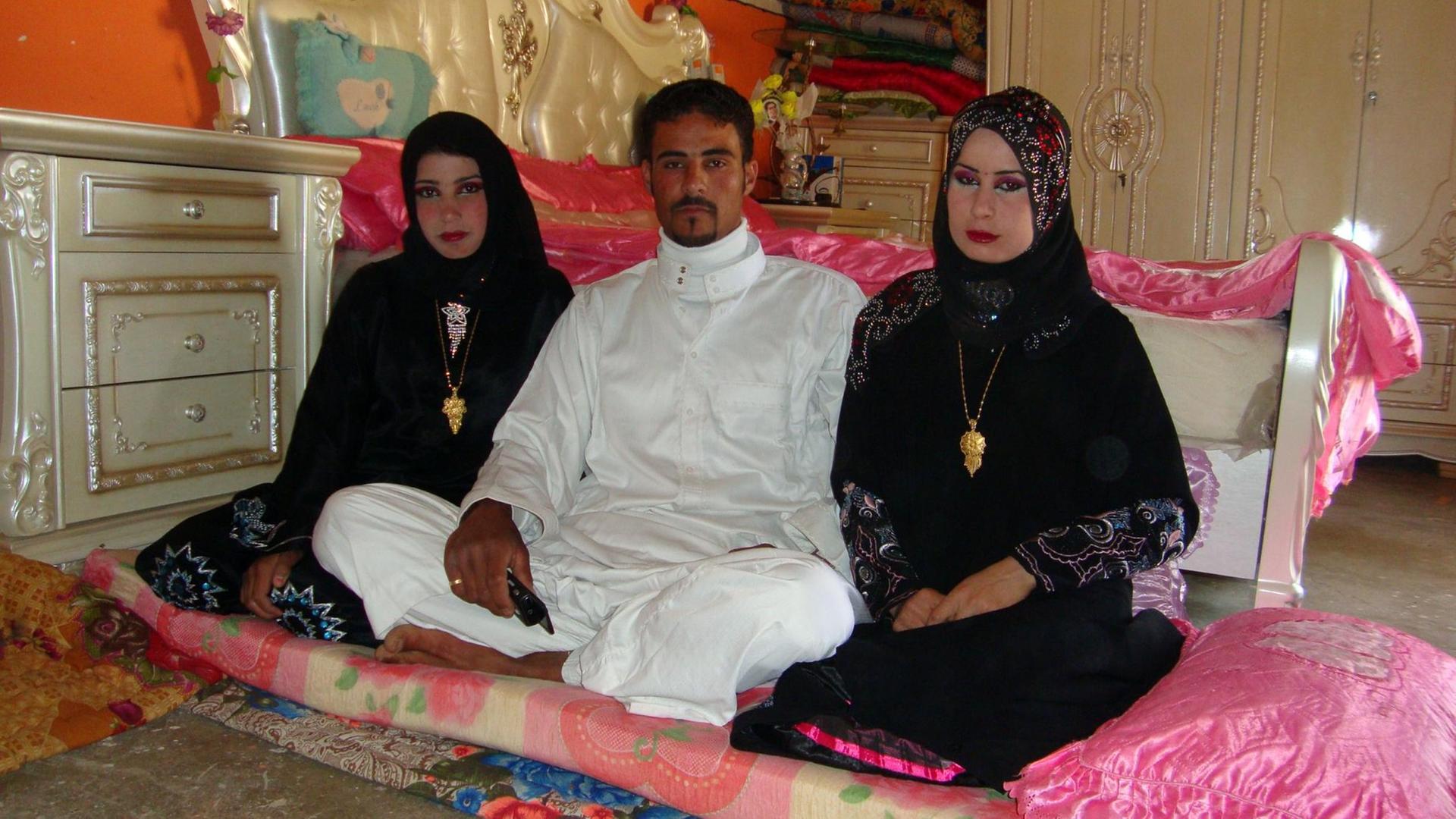 Der Iraker Abdul Rahman al-Obeidi mit seinen zwei Frauen.