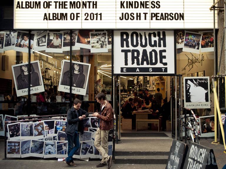 Der Rough Trade Plattenladen in Shoreditch im Osten Londons, aufgenommen im Jahr 2013 - der erste Laden eröffnete 1976 in der Kensington Park Road in West London.
