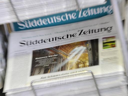 Eine Ausgabe der Süddeutschen Zeitung liegt in einem Zeitungsständer aus