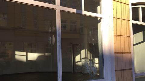 Die eingeworfene Fensterscheibe eines Ladengeschäfts im Chemnitzer Stadtteil Sonnenberg