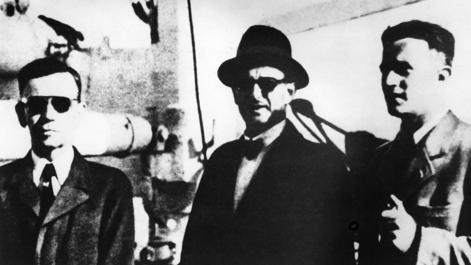 Eichmann auf einem Schiff Richtung Argentinien.