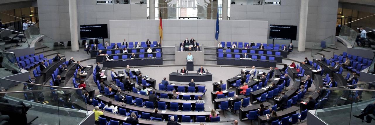 Abgeordnete im Deutschen Bundestag bei einer Debatte.