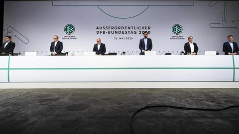 98. (Außerordentlicher) Bundestag des DFB - Das Präsidium des Deutschen Fußball-Bundes steht auf einer Bühne. v.l.: Christian Seifert (DFB-Vizepräsident), Peter Peters (1. DFB-Vizepräsident), Fritz Keller (DFB-Präsident), Dr. Friedrich Curtius (DFB-Generalsekretär), Dr. Rainer Koch (1. DFB-Vizepräsident), Dr. Stephan Osnabruegge (DFB-Schatzmeister)