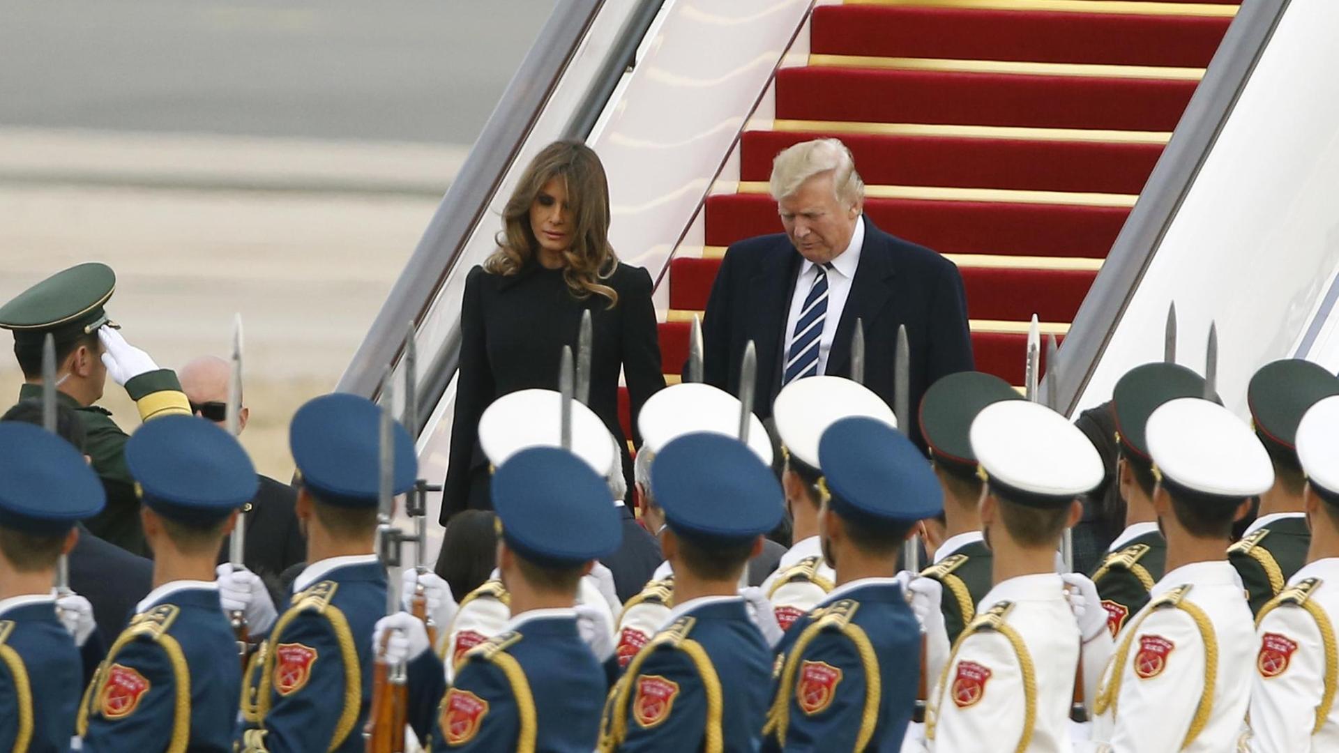 US-Präsident Donald Trump und First Lady Melania verlassen bei ihrer Ankunft in Peking die Air Force One.