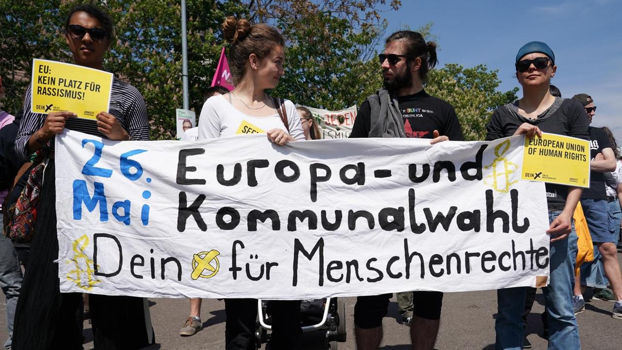 19.05.2019, Sachsen, Leipzig: Teilnehmer halten ein Transparent mit der Aufschrift "Europa- und Kommunalwahl - Dein Kreuz für Menschenrechte" bei der Demonstration für Europa.