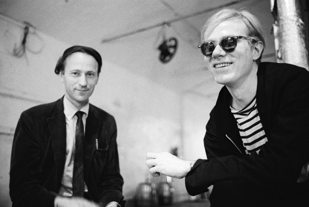 Der Filmemacher Jonas Mekas mit dem Pop-Art-Künstler Andy Warhol, in seinen Studios "The Factory".