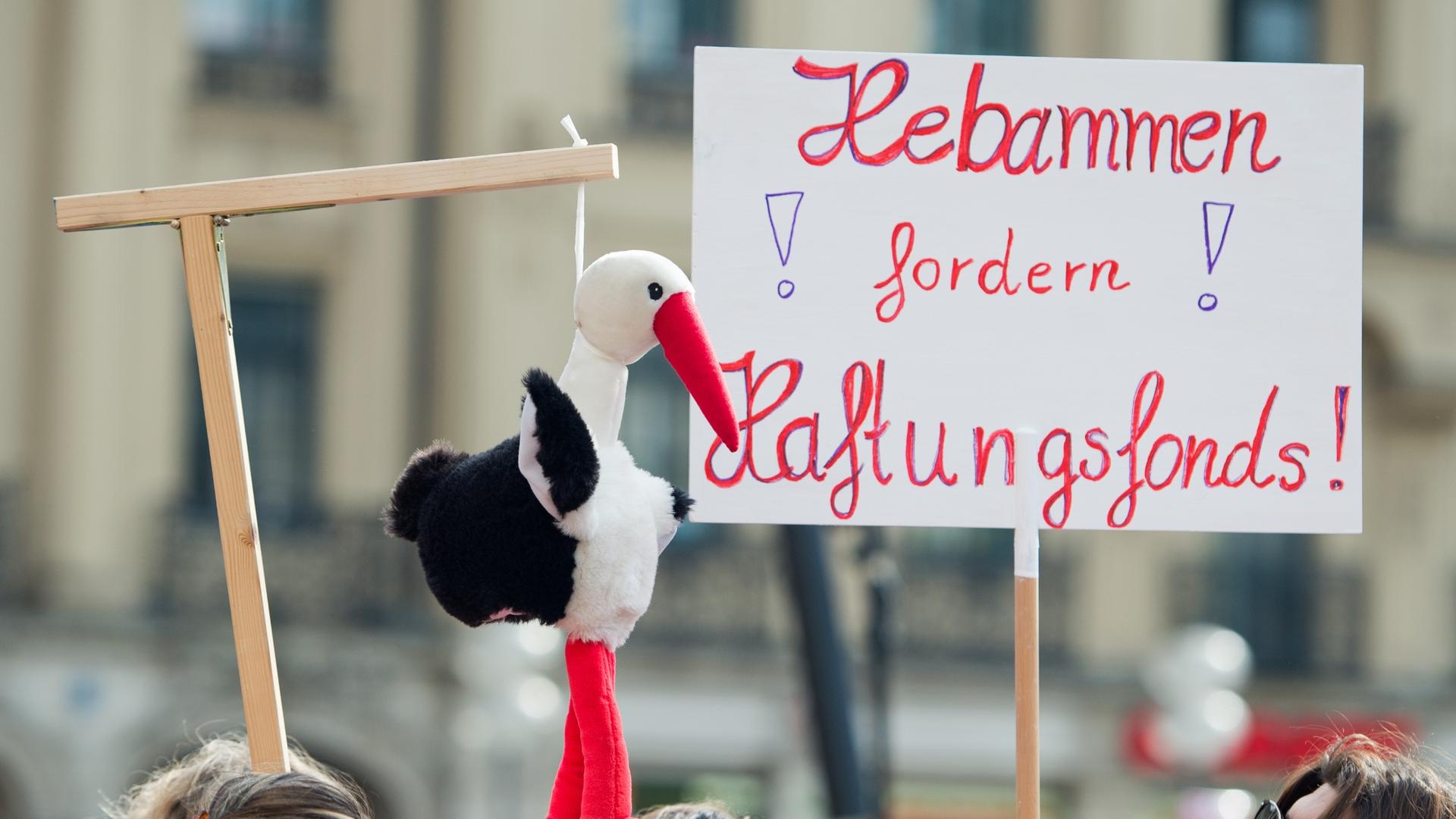 Hebammen und Anhänger demonstrieren am 05.05.2014 in München (Bayern) mit Plakaten für den Beruf der Hebammen und gegen die erhöhten Versicherungsbeiträge für den Berufsstand der Hebammen. Foto: Peter Kneffel/dpa Hebammen und Anhänger demonstrieren am 05.05.2014 in München (Bayern) mit Plakaten für den Beruf der Hebammen und gegen die erhöhten Versicherungsbeiträge für den Berufsstand der Hebammen. Foto: Peter Kneffel/dpa
