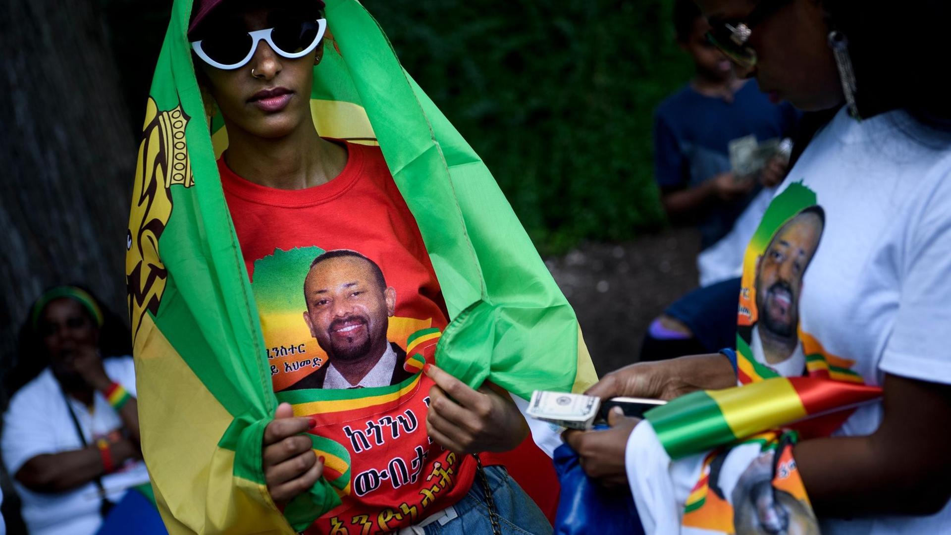 Fans tragen am 26. Juni 2018 in Washington D.C. T-Shirts mit Porträts des im April vereidigten äthiopischen Premierministers Abiy Ahmed. Zu dieser Zeit laufen in Addis Abeba die Friedensgespräche zwischen Äthiopien und Eritrea.