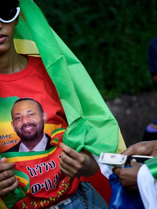 Fans tragen am 26. Juni 2018 in Washington D.C. T-Shirts mit Porträts des im April vereidigten äthiopischen Premierministers Abiy Ahmed. Zu dieser Zeit laufen in Addis Abeba die Friedensgespräche zwischen Äthiopien und Eritrea.