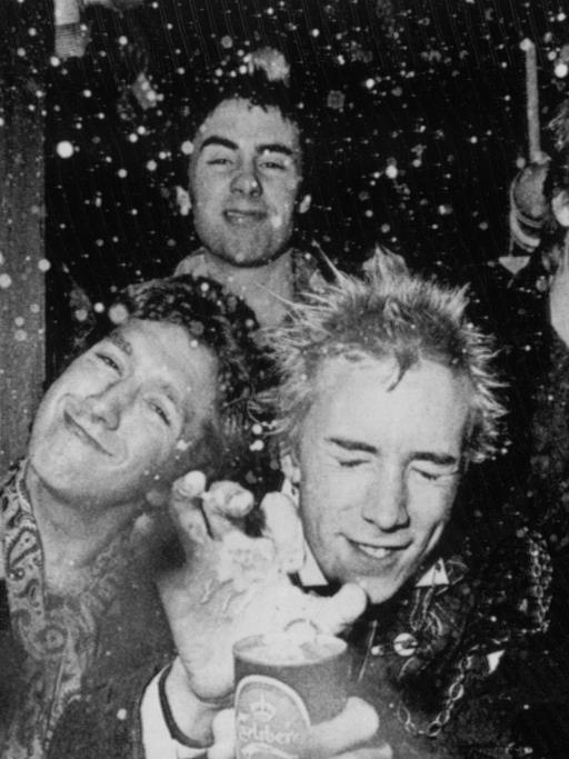 Die britische Punk-Rock-Band "Sex Pistols" . Vorne Steve Jones (l) und Bandleader und Sänger Jonny Rotten (M), dahinter Glen Matlock und Paul Cook (r).