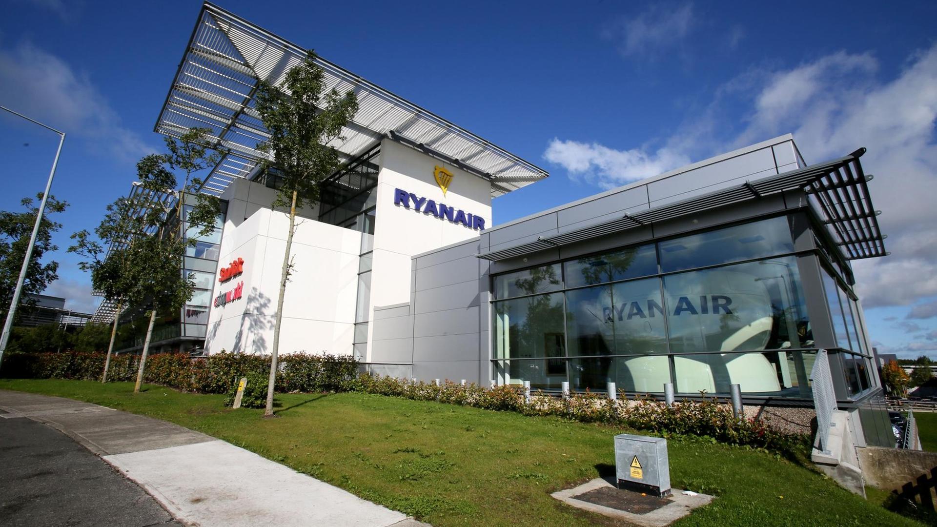 Die Ryanair-Zentrale im Business-Park in Dublin. Die Ryanair-Zentrale im Business-Park in Dublin.