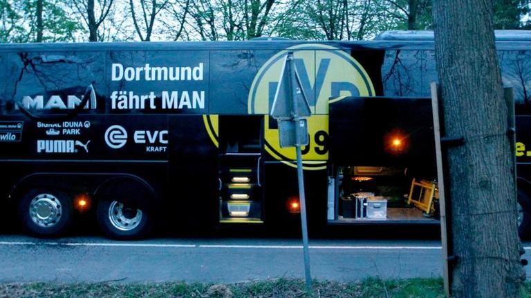 Der Bus von Borussia Dortmund steht mit einer beschädigten Scheibe am 11.04.2017 in Dortmund (Nordrhein-Westfalen) an einer Straße.