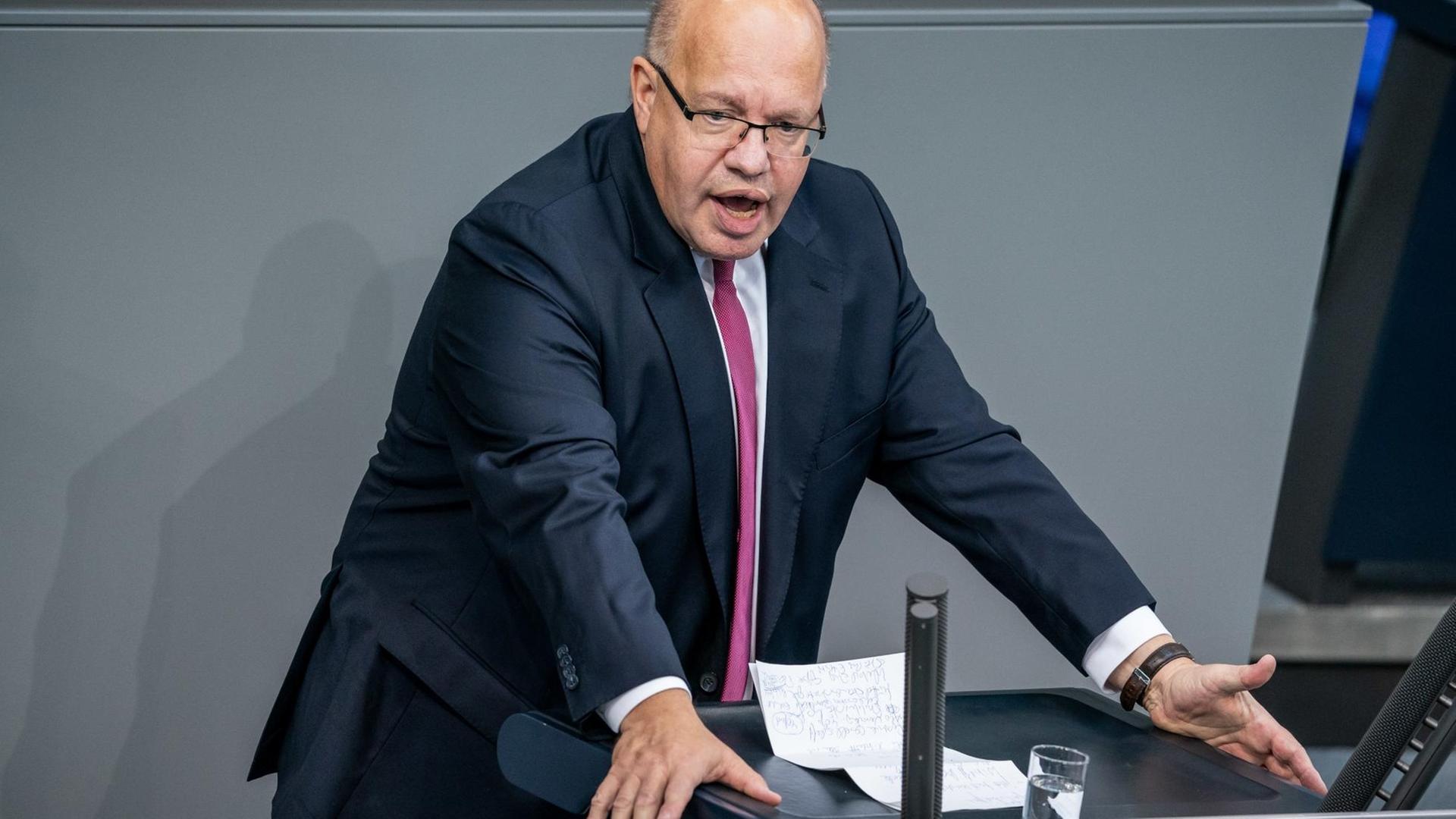 Peter Altmaier (CDU), Bundesminister für Wirtschaft und Energie, spricht im Bundestag währen der Haushaltsdebatte.