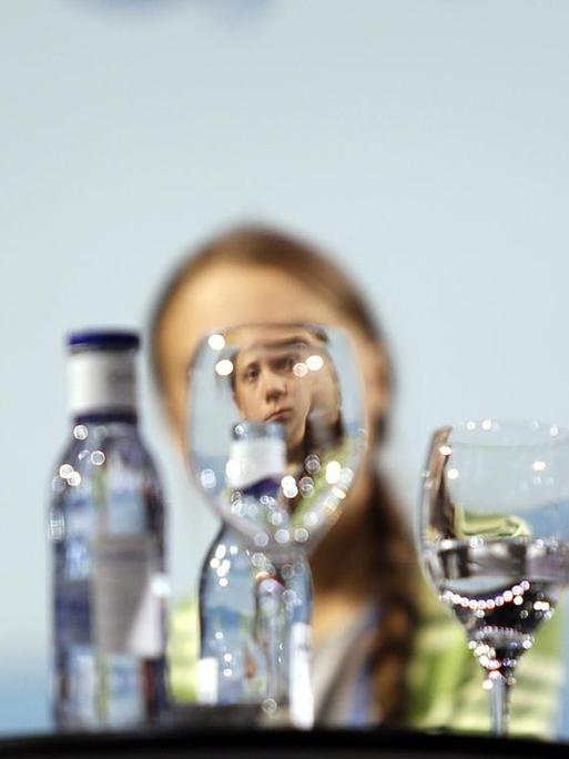 Greta Thunberg hinter einem leeren Wasserglas bei Ihrem Auftritt auf einem Podium während der Klimakonferenz in Madrid.