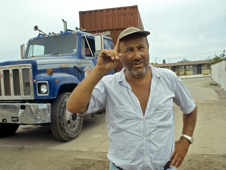 Manfred Krug in der Hauptrolle des Fernfahrers Frank Meersdonk in der TV-Serie "Auf Achse", aufgenommen im Juli 1988 während der Dreharbeiten in Mexiko.
