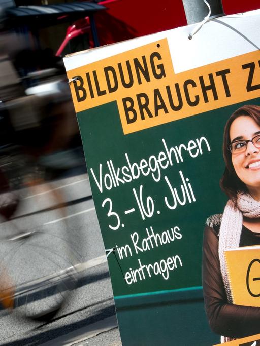 Ein Plakat mit der Aufschrift "Bildung braucht Zeit - Volksbegehren 03.-16.06.2014 im Rathaus eintragen" ist in München (Bayern) zu sehen.