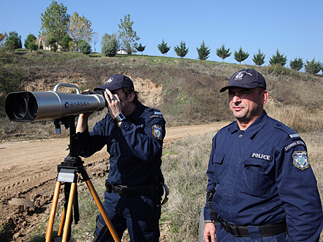 Griechische Frontexbeamte überwachen mit einem Hightech-Fernrohr die griechisch-türkische Grenze in der Nähe der Stadt Orestiada.