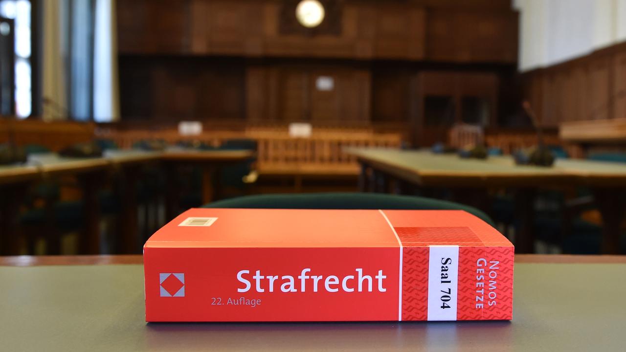 Ein Buch zum Strafrecht liegt in einem Gericht in Berlin.