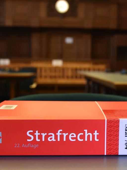 Ein Buch zum Strafrecht liegt in einem Gericht in Berlin.