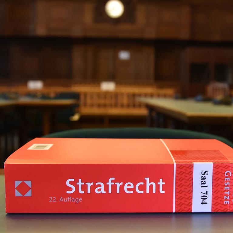 Ein Buch zum Strafrecht liegt in einem Gericht in Berlin.