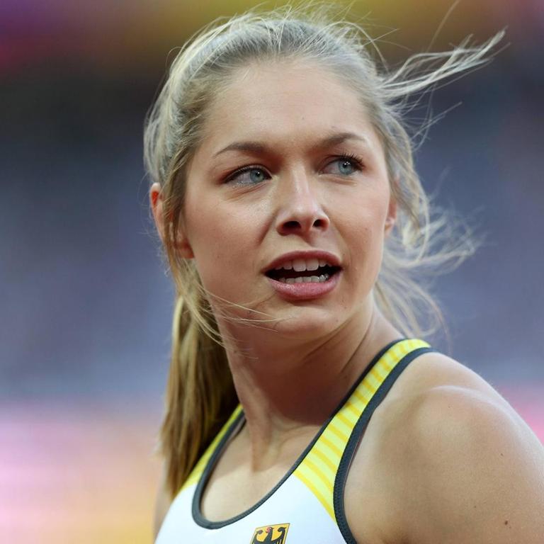 Die deutsche Sprinterin Gina Lückenkemper blickt zur Resultate-Wand beim Halbfinale über 100 Meter bei der Leichtathletik-EM in London.
