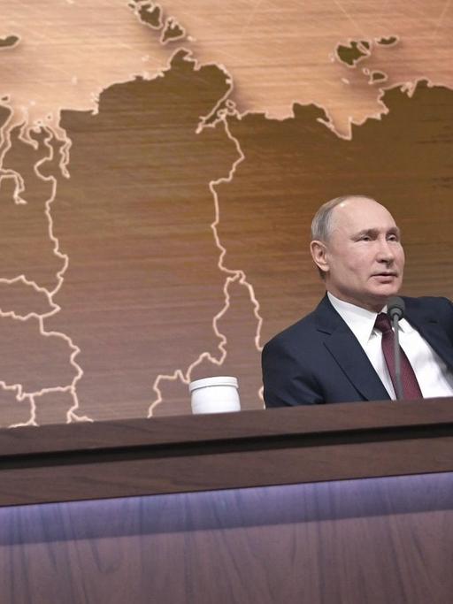 Das Foto zeigt Russlands Präsidenten Wladimir Putin auf seiner Jahrespressekonferenz.