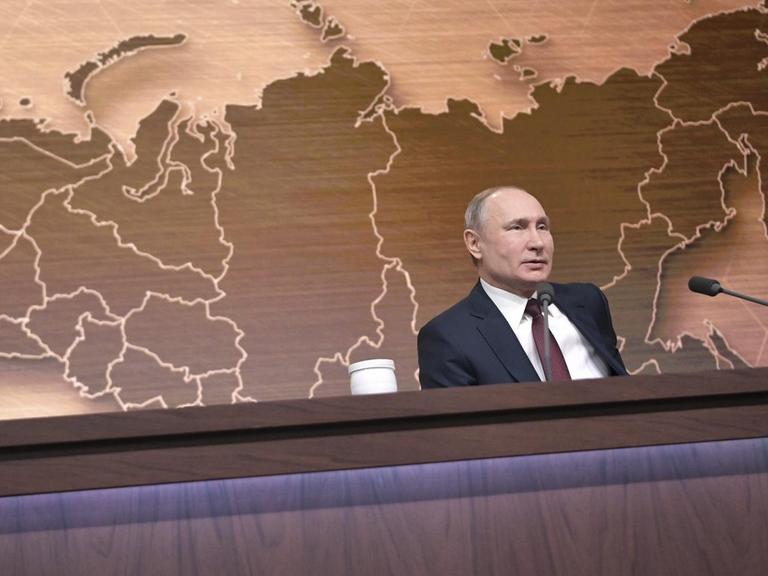 Das Foto zeigt Russlands Präsidenten Wladimir Putin auf seiner Jahrespressekonferenz.