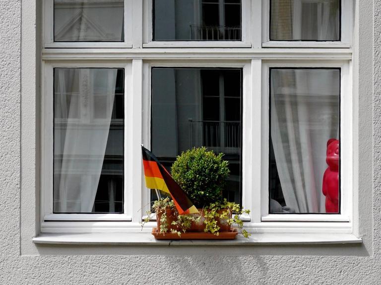 Deutschlandfahne an einem Wohnungsfenster