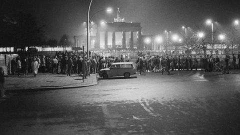 Fall der Berliner Mauer: In der Nacht des 9. November 1989 hat sich auf der Ostseite des Brandenburger Tores eine Menschenmenge versammelt, Berlin, Deutschland, Europa
