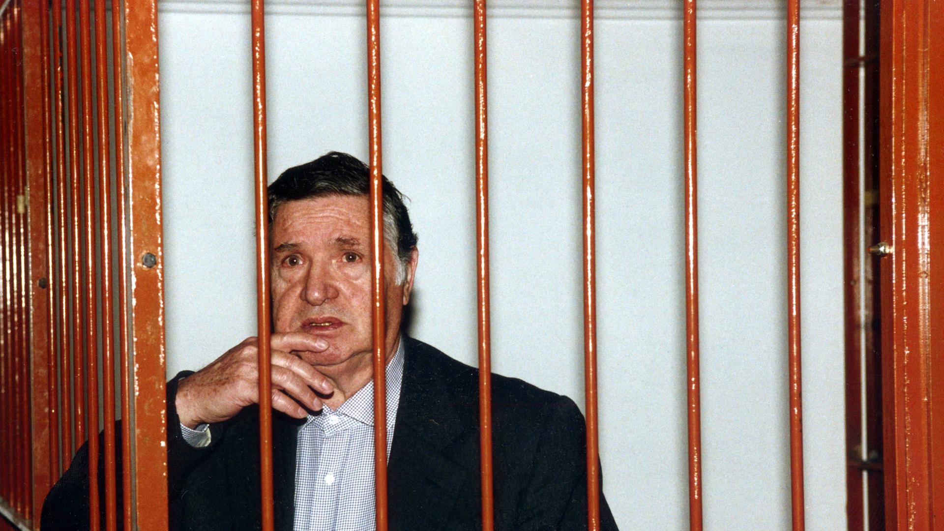 Gibt immer noch aus dem Gefängnis Mordaufträge: Mafiaboss Toto Riina, hier bei seinem Prozess 1995.