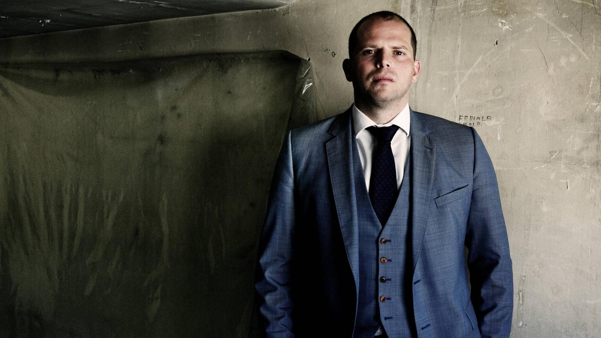 Der belgische Staatssekretär für Asylpolitik und Migration, Theo Francken steht vor einer Betonwand. Der belgische Staatssekretär für Asylpolitik und Migration, Theo Francken steht vor einer Betonwand.