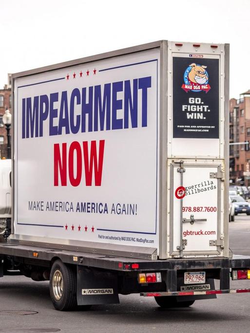 Gegner von Donald Trump werben im Herbst 2019 mit einem Lastwagen in Boston für die Einleitung eines Amtsenthebungsverfahrens gegen den US-Präsidenten. Die großflächige Forderung "Impeachment now" haben sie auf einen Lastwagen montiert, mit dem sie durch die Straßen rollen.