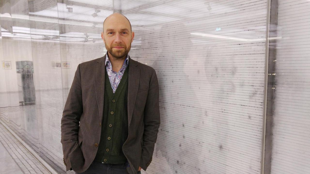 Musikkritiker und Musiker Eric Pfeil lehnt an einer Wand