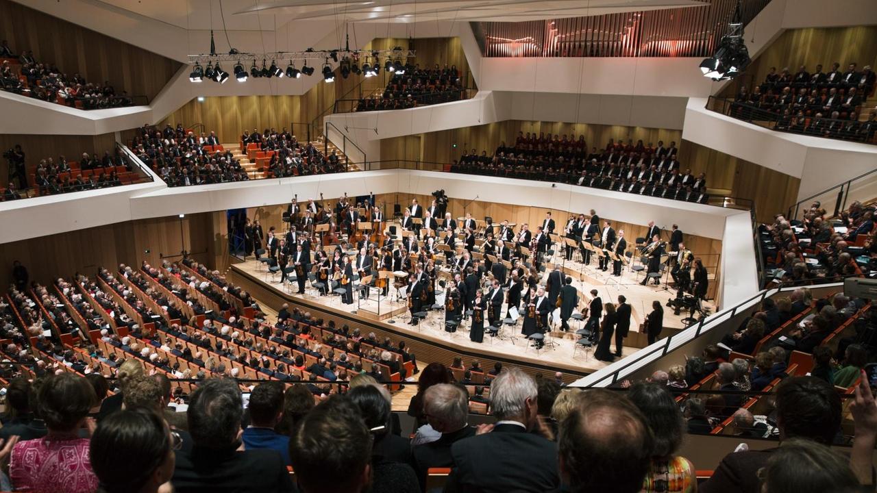 Zuschauer sitzen am 28.04.2017 vor dem Eröffnungskonzert im neuen Kulturpalast in Dresden (Sachsen).