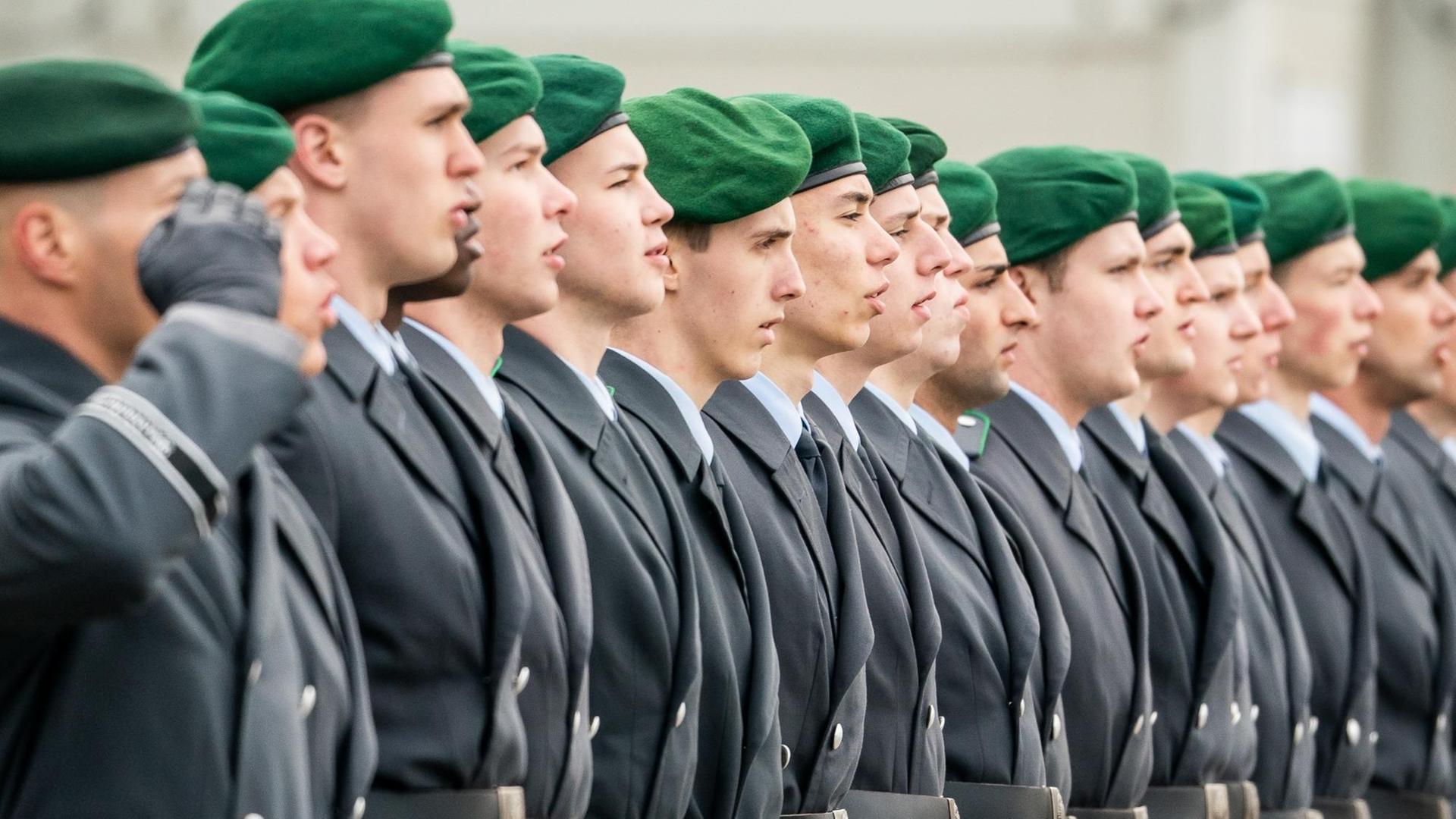 Rekrutinnen und Rekruten der Bundeswehr beim großen öffentlichen Gelöbnis vor dem Reichstag.