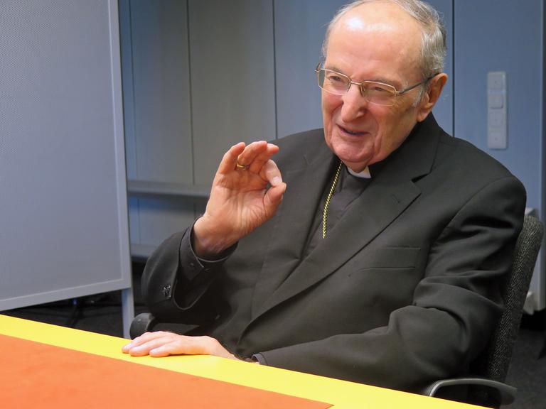 Der emeritierte Erzbischof von Köln und Kardinal Joachim Meisner in einem Studio des Deutschlandfunks