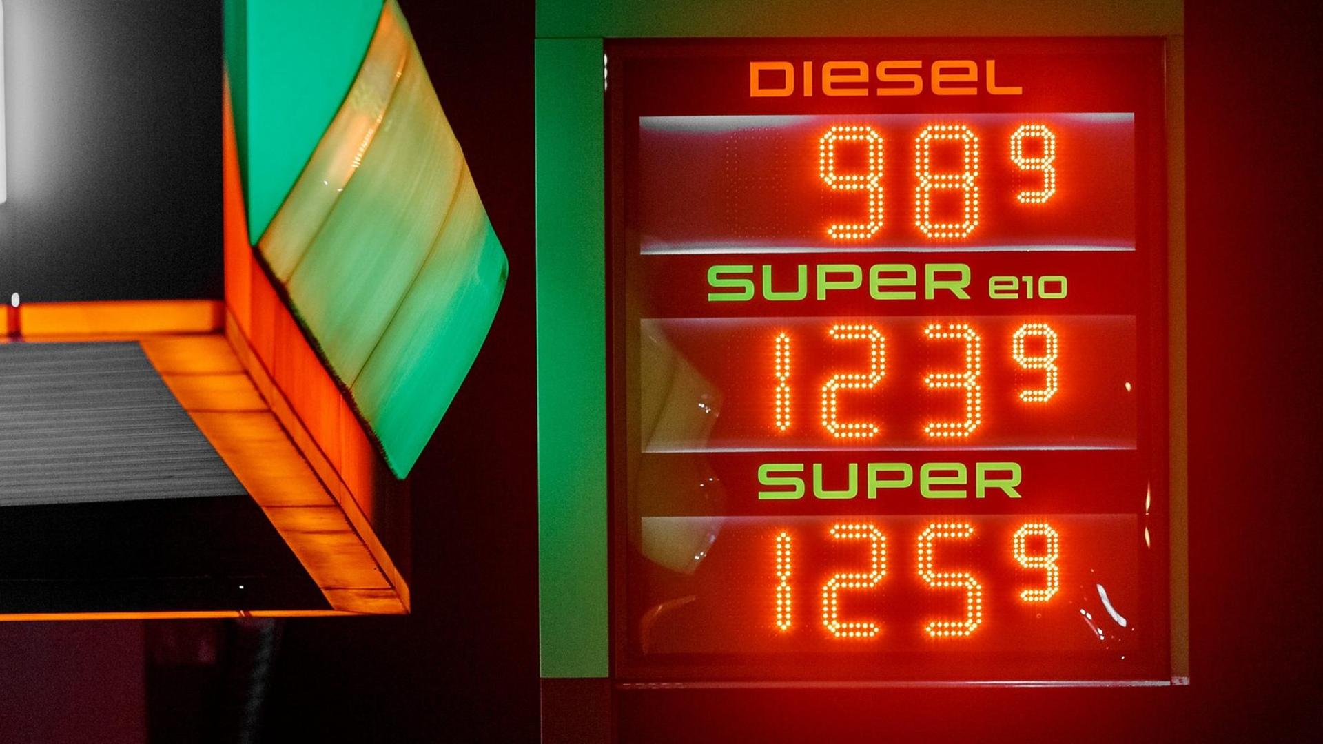 Eine Benzinpreis-App in Hamburg zeigt an, dass mehrere Tankstellen den Liter Dieselkraftstoff für einen Preis von unter einem Euro anbieten.
